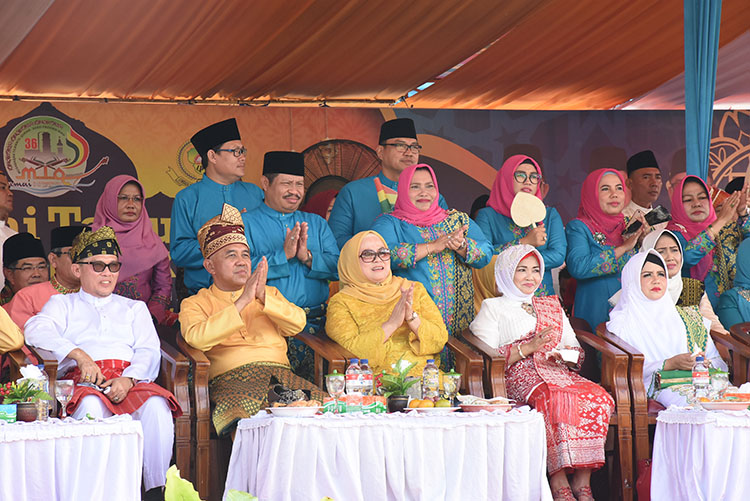 Bupati Beri Gubri Tanjak, Kafilah Bengkalis Turut Meriahkan Pawai Ta’aruf di Dumai  